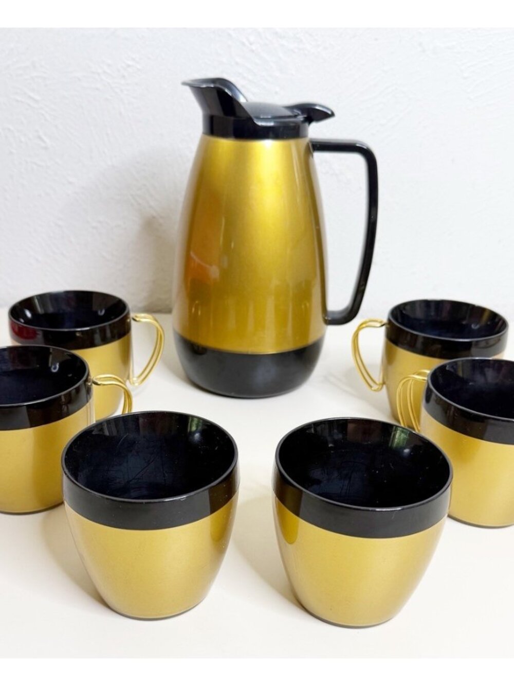 VTG West Bend Thermo-Serv Gold Black Coffee Carafe Set 6 Mugs MCM EUC